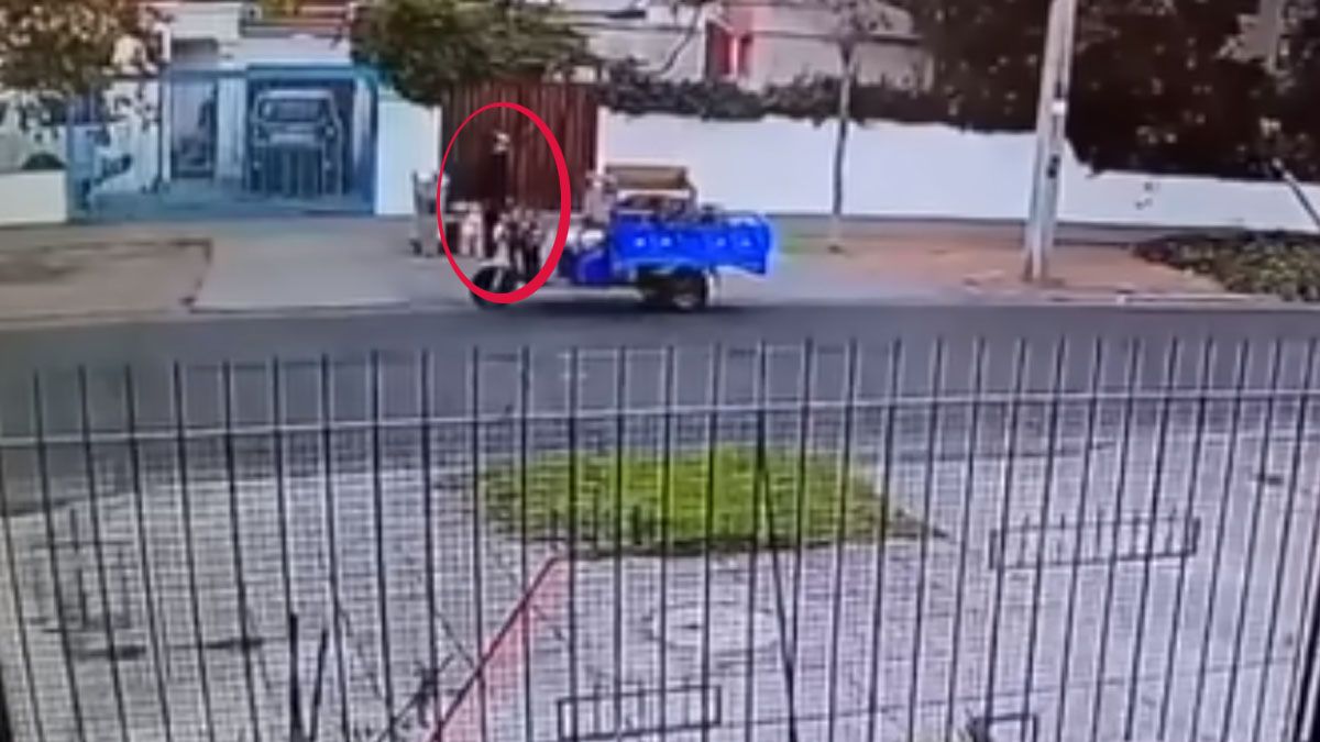 El cartonero que encontr&oacute; el cuerpo de una mujer desacartado en la calle. (Foto: Captura de TV)