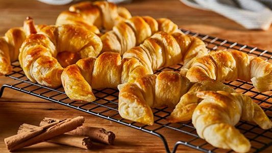 Medialunas caseras: la receta tradicional para animarse a hacer en casa