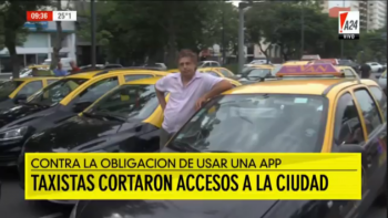 Uber chocho: un grupo de taxistas protesta contra una ley que los obliga a reemplazar los taxímetros por tablets