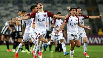 Cerrado por felicidad: el cartel santafesino que se hizo viral tras la histórica clasificación de Colón a la final de la Sudamericana