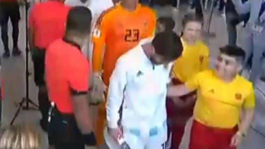 La cara de felicidad del chico que salió a la cancha con Messi