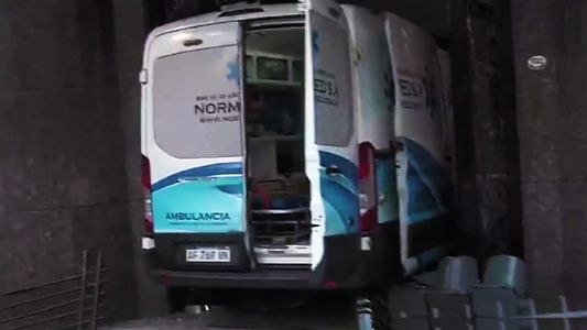 Accidente brutal en Recoleta: una ambulancia se incrustó en edificio y dejó cinco heridos