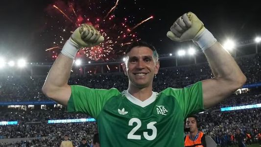 Dibu Martínez hizo jueguitos ante Brasil y habló del enojo de Scaloni: Este es medio...