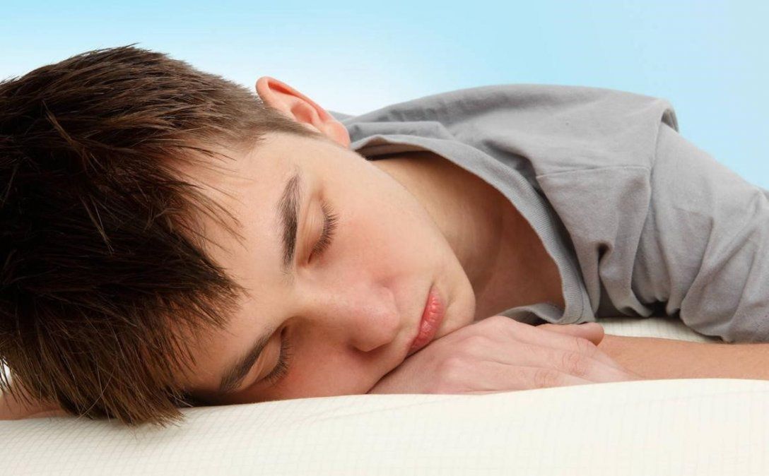 Dormir con el celular puede hacer mal a la salud