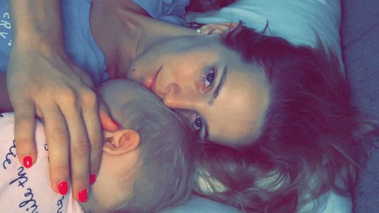 El colecho de Luisana Lopilato con sus hijos Noah, Elías y Vida