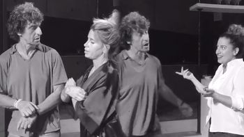 El divertido pase de Florencia Peña a Muriel Santa Ana en la obra Los vecinos de arriba