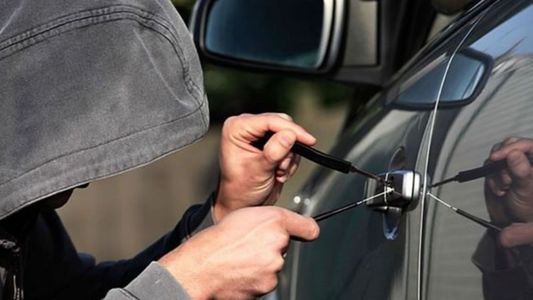 Le robaron su auto, lo encontró en Facebook y se hizo pasar como cliente para recuperarlo