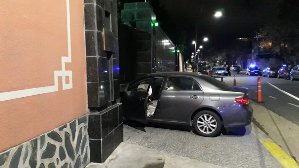 Detuvieron a un joven que chocó contra el portón de la Embajada de China y debieron activar el protocolo antiterrorista