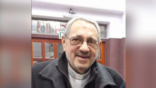 Murió un cura en Neuquén y su mascota lo acompañó en el velorio: la imagen más tierna