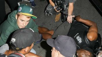 Justin Bieber chocó a un fotógrafo y lo asistió