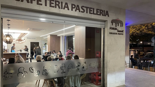 Fue a comer con sus 5 hijos a un restaurante y la echaron: Enséñeles respeto