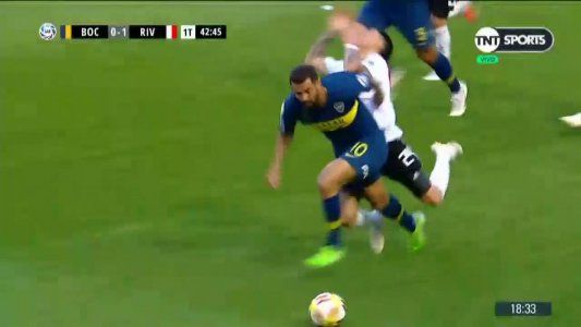 Cardona le dio un grosero codazo a Enzo Pérez y se salvó de la expulsión