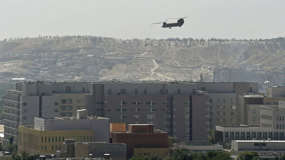 Miles de personas intentan huir de Afganistán ante la toma del poder de los talibanes