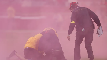 Niño entró a la cancha para cumplir el sueño de conocer a su ídolo y lo derribaron