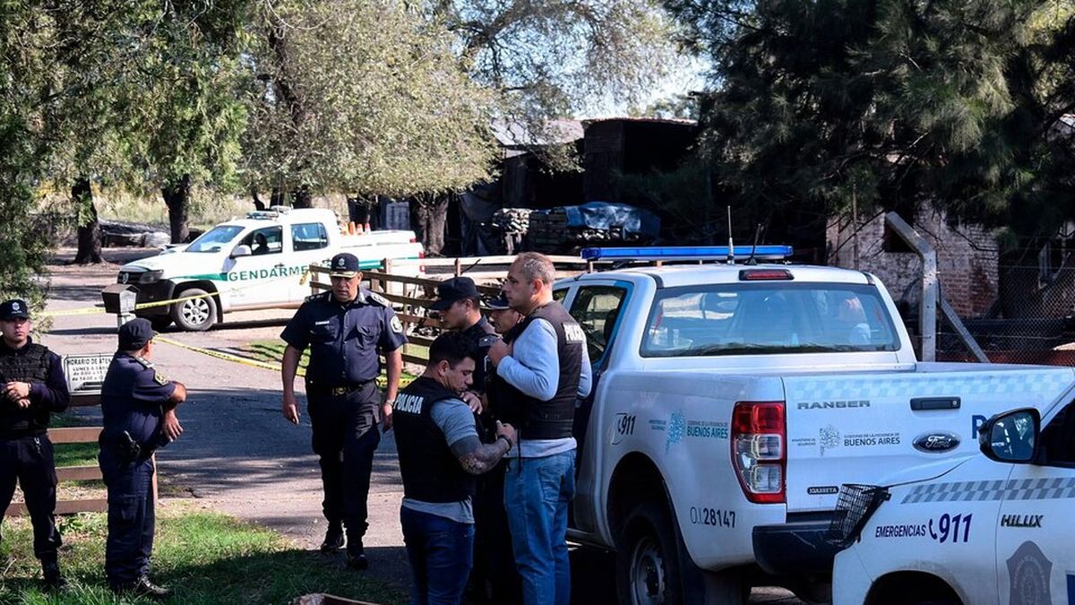 La escena del crimen es investigada por la policía. (Foto: P12)