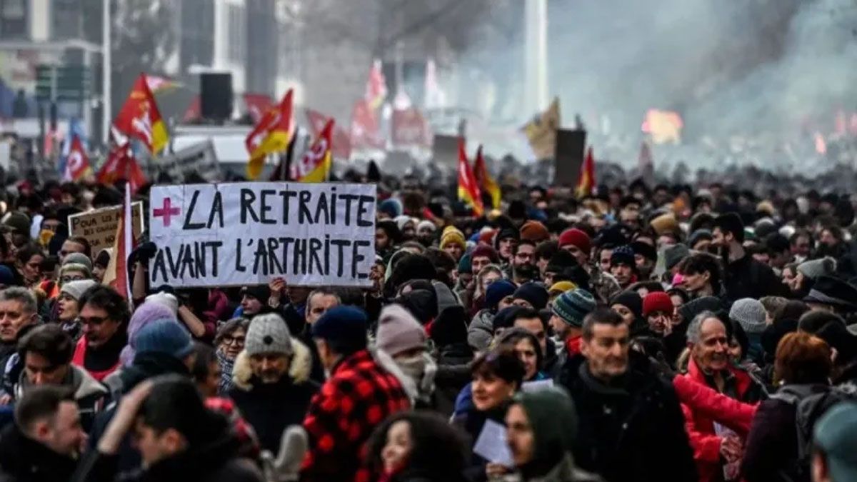 Ni las protestas violentas en las calles ni la moción de censura pudieron frenar a la ley previsional de Emmanuel Macron. (Foto: Gentileza 24 Heures)