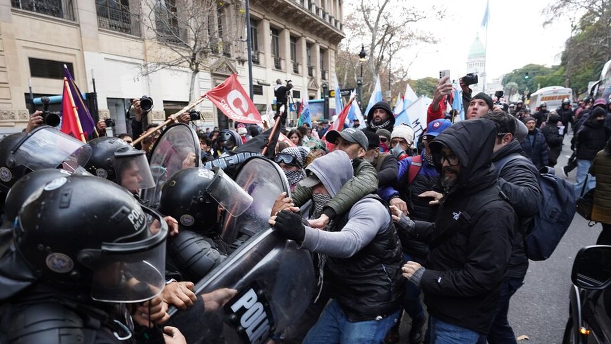 Tensión en la marcha de los miércoles frente al Congreso.