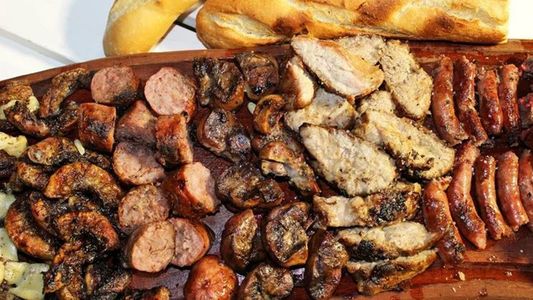 Murieron dos personas en Berazategui y estudian si comieron carne y achuras en mal estado