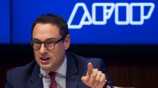 El titular de la AFIP sostuvo que para los que pagan Ganancias el salario hasta fin de año aumenta $2000 por mes