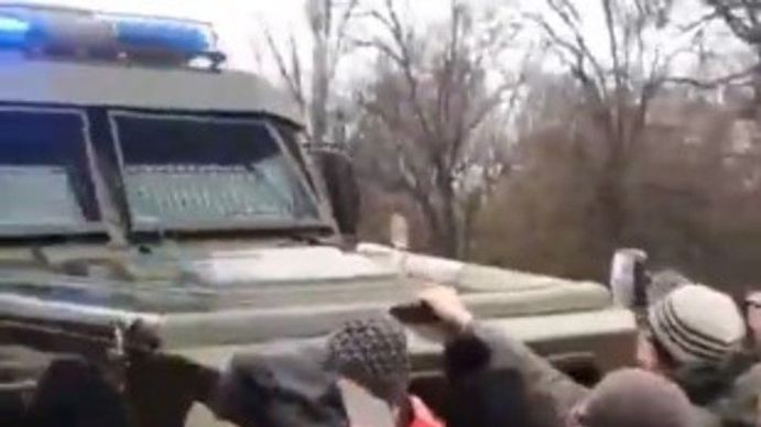 Le están poniendo el cuerpo a los tanques, civiles ucranianos se resisten ante la ocupación rusa