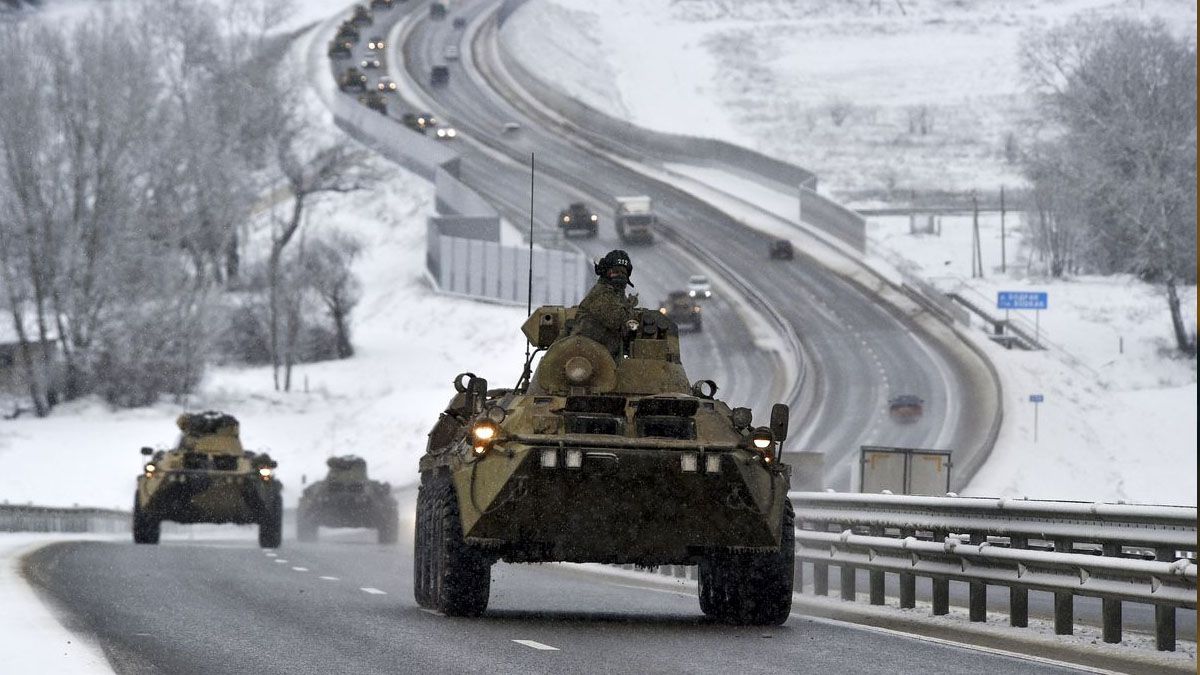 Las tropas militares continúan movilizándose por Ucrania y la frontera Rusa. (Foto: AP)