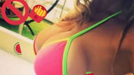 A los 43 años luce con este cuerpo: Babas por un plato de papas fritas con queso derretido