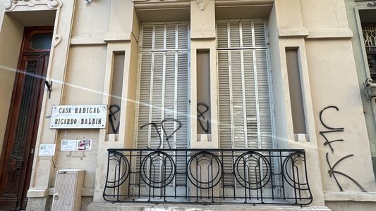 La UCR denunció la vandalización de 7 de sus sedes: qué decían las pintadas con insignias peronistas