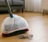 El truco viral de la bolsa en la escoba: para qué sirve y cuándo conviene usarlo