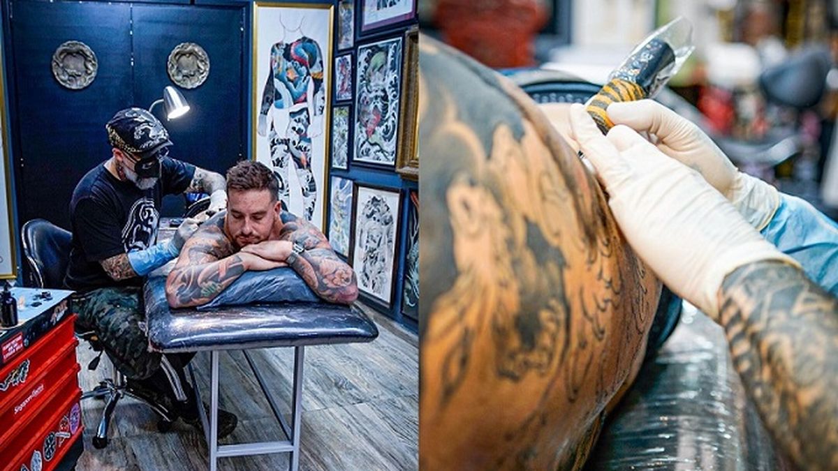 Federico Bal en plena sesión de su nuevo tatuaje en la espalda. 