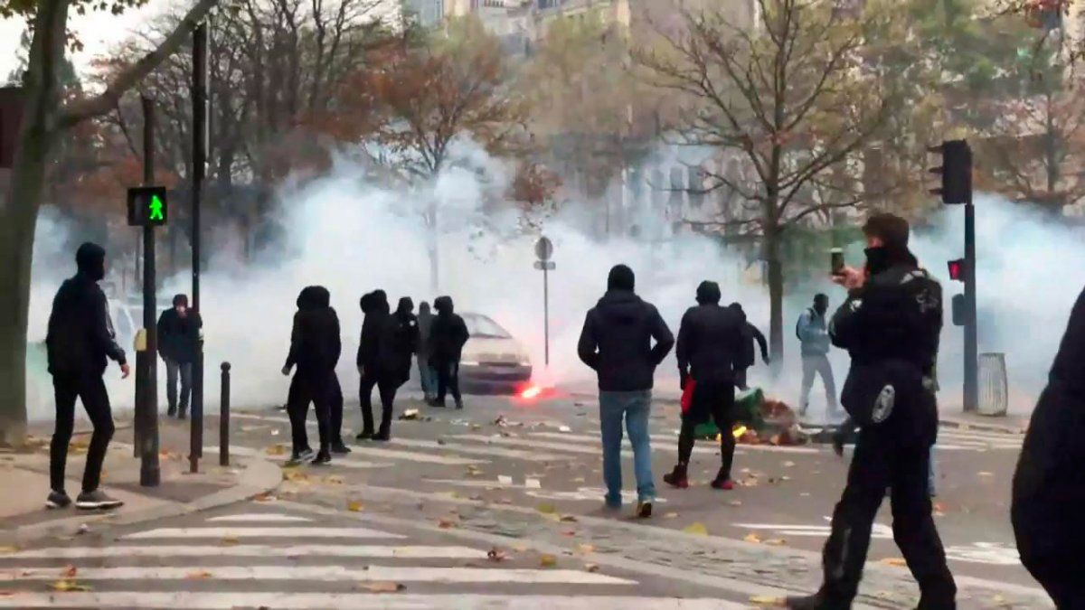A un año del inicio de las protestas de los chalecos amarillos, hubo incidentes en París