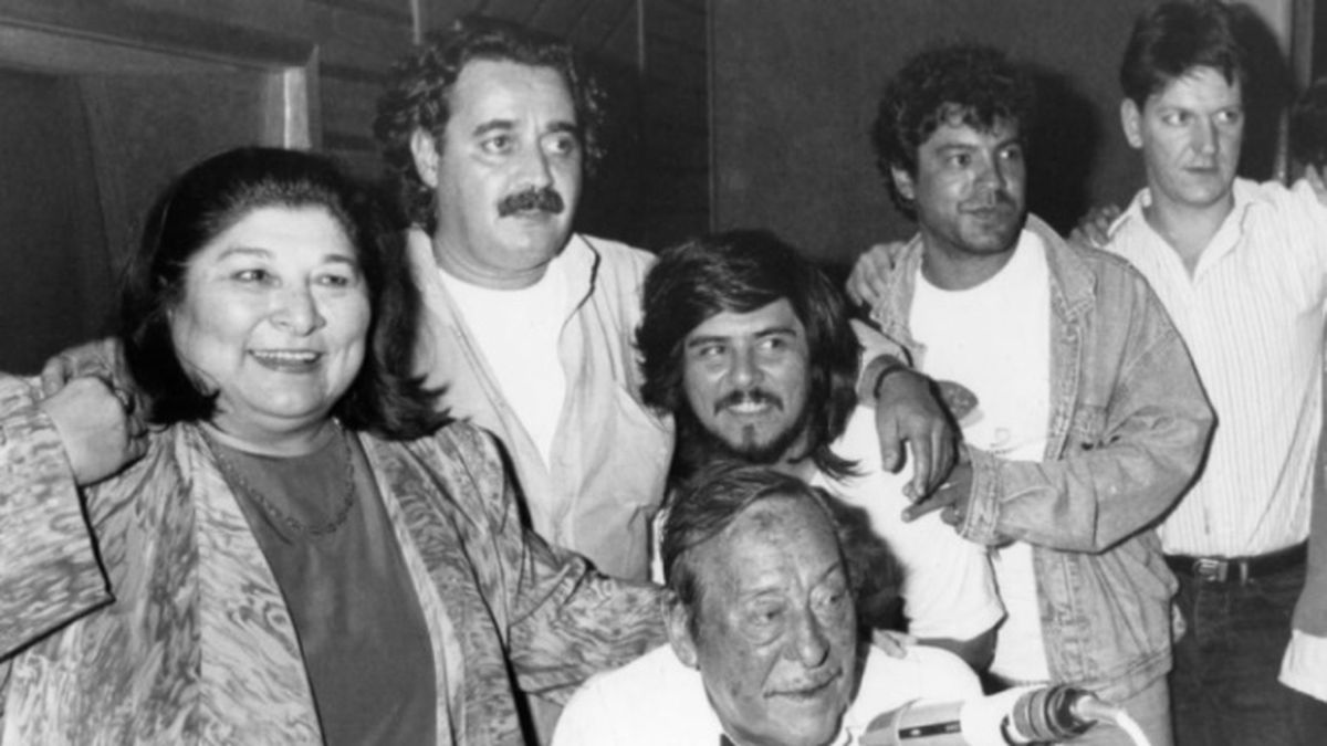 Rubén 'pelo' Aprile junto a Mercedes Sosa y el polaco Goyeneche, en la única grabación musical de los dos artistas en los estudios Melopea. 