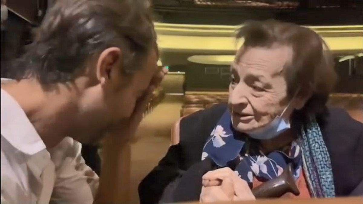 Pedro Alfonso emocionado cuando Lola le contó que en su momento hizo una misa por su madre. 