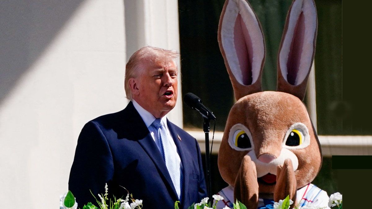 Donald Trump posó con un conejito de pascuas y luego habló con los periodistas del ultimátum a Irán. ( foto: Reuters)