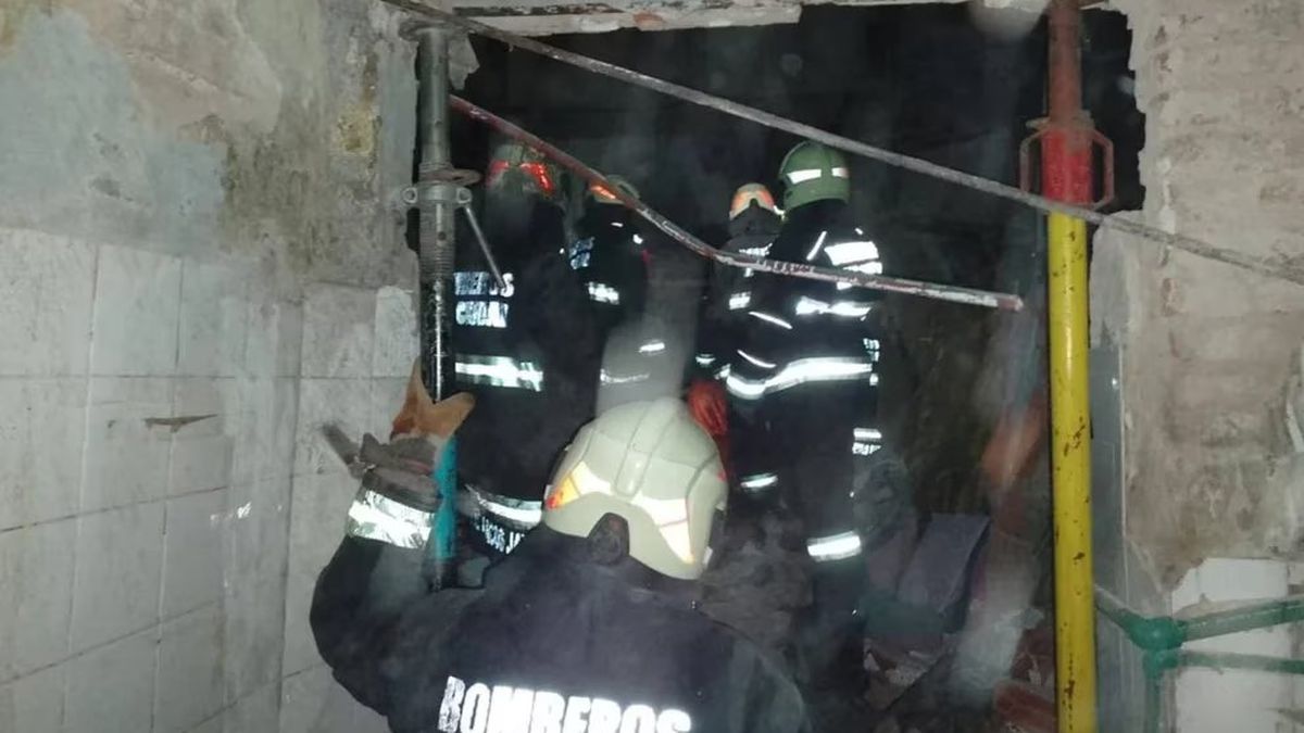 Personas buscan a sus familiares tras el derrumbe en Floresta (Foto: Twitter @asenjo88).