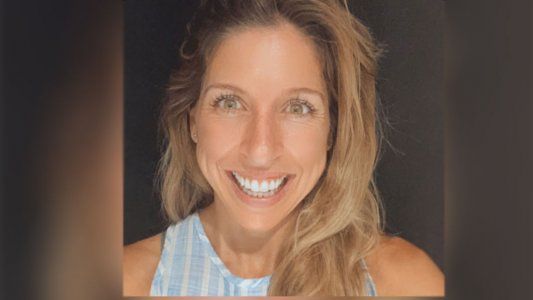 Florencia Bertotti en traje de baño disfruta del pool office