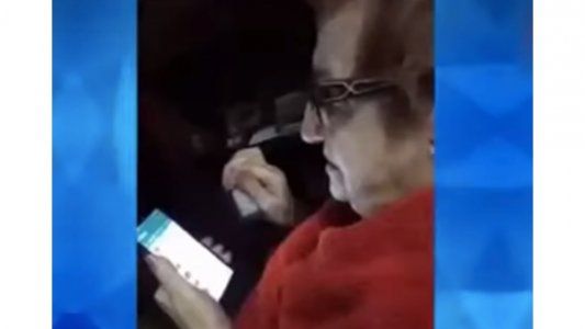 ¡Imperdible! El video viral de una abuela que quiere ver las fotos de Luciano Castro sin ropa