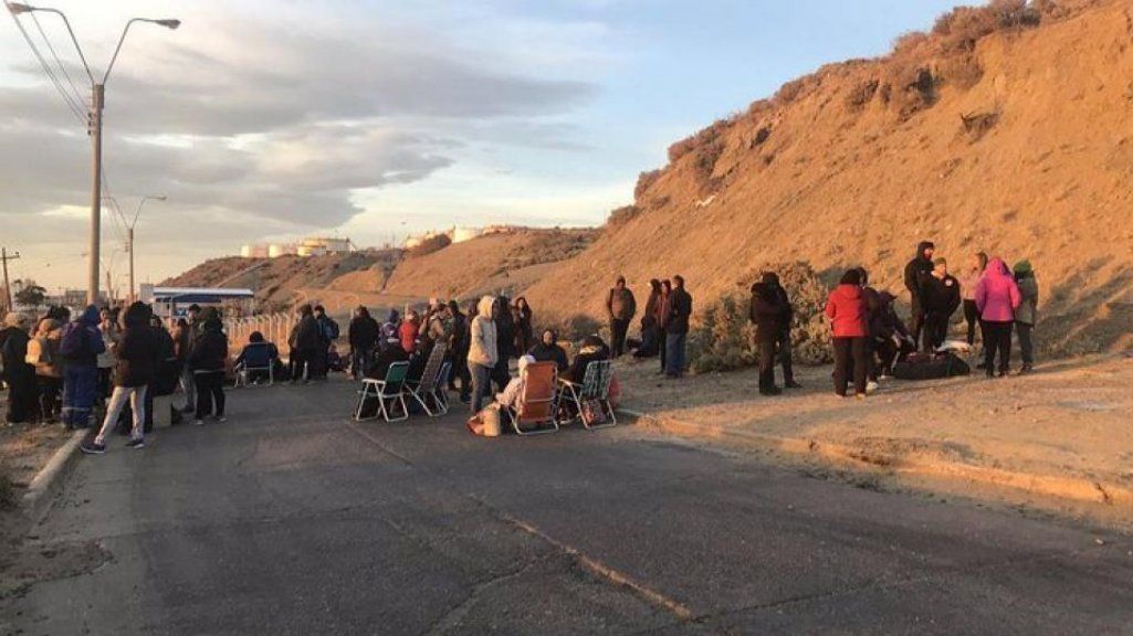 Por los sueldos adeudados, los docentes de Chubut continúan el bloqueo a la planta de tanques de combustible de YPF