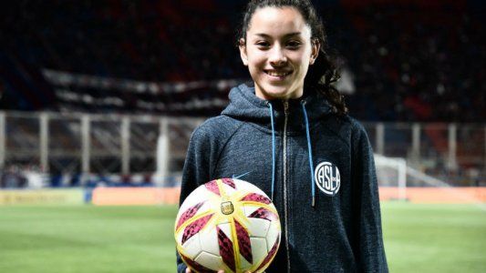 Dos juveniles del equipo femenino de San Lorenzo son alcanzapelotas por primera vez en el Nuevo Gasómetro