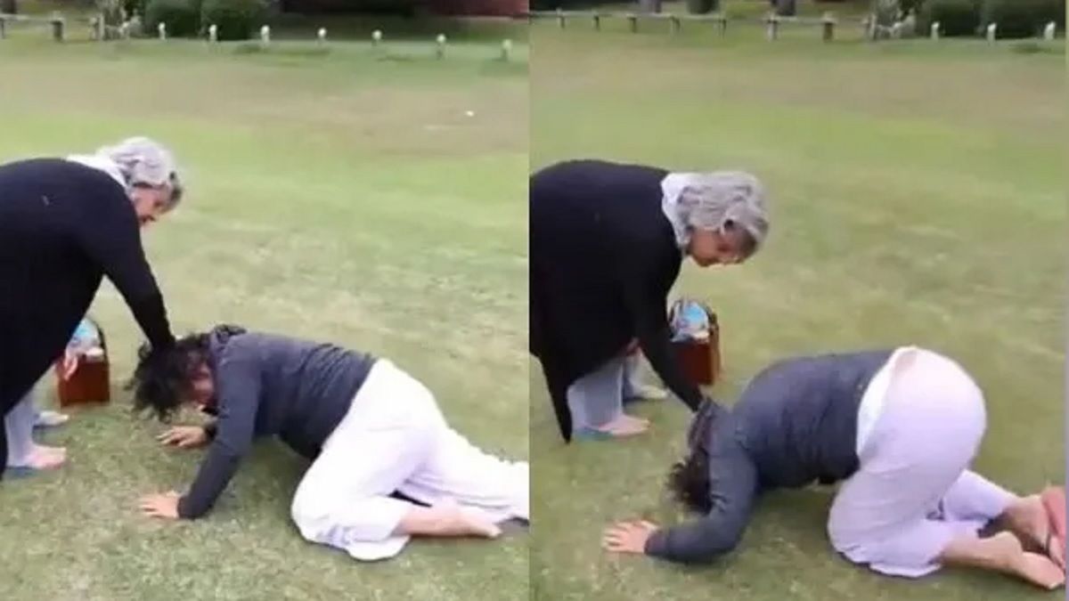 La mujer quedó tendida en el suelo y fue asistida por otra vecina. Foto: captura de video.