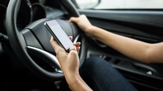 Australia instaló un sistema de inteligencia artificial que detecta si usas el celular al volante