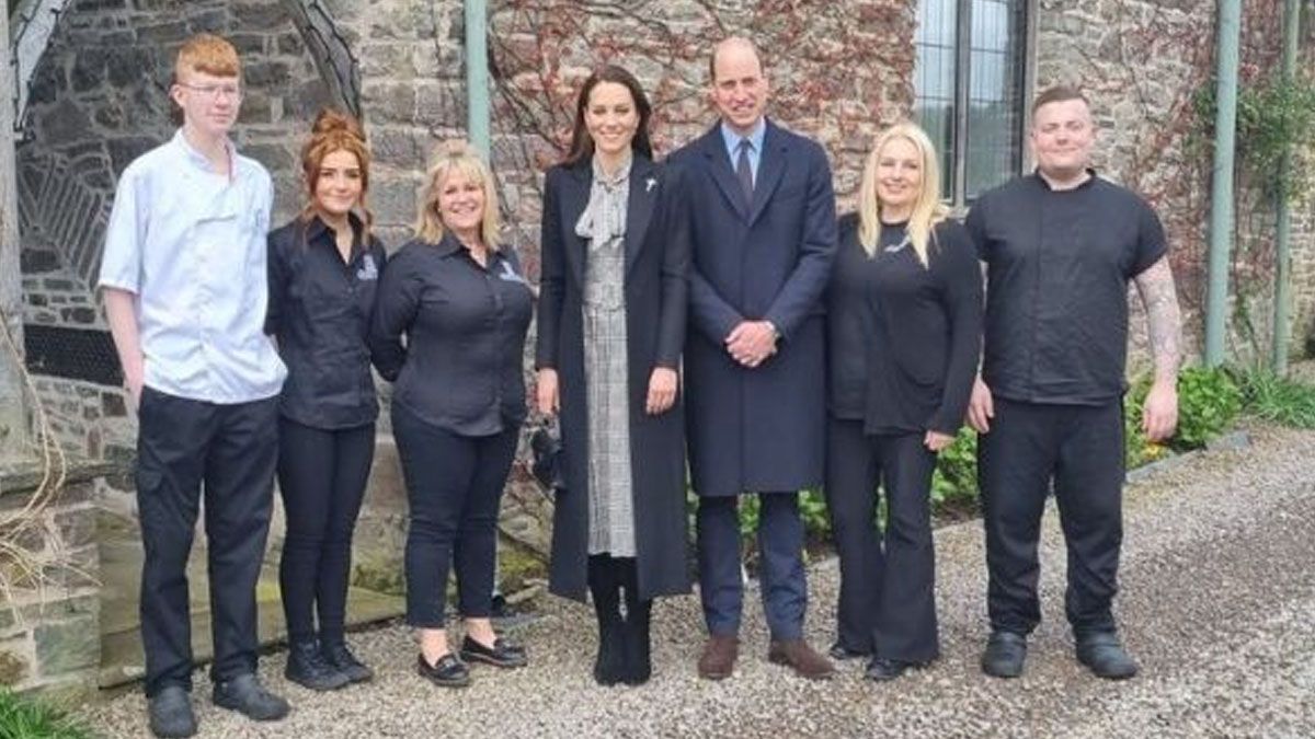 Al cumplirse un año de la visita de los príncipes de Gales, el personal de la posada envió un mensaje con mucho cariño para William y pidiendo por la recuperación plena de Kate. Foto: Gentileza Caras)  