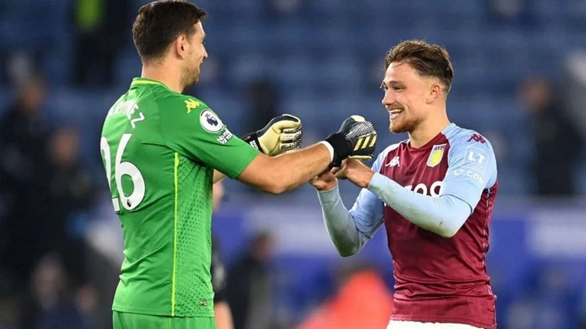 El defensor polaco Matty Cash y Dibu Martínez son compañeros en el Aston Villa (Foto: Getty).