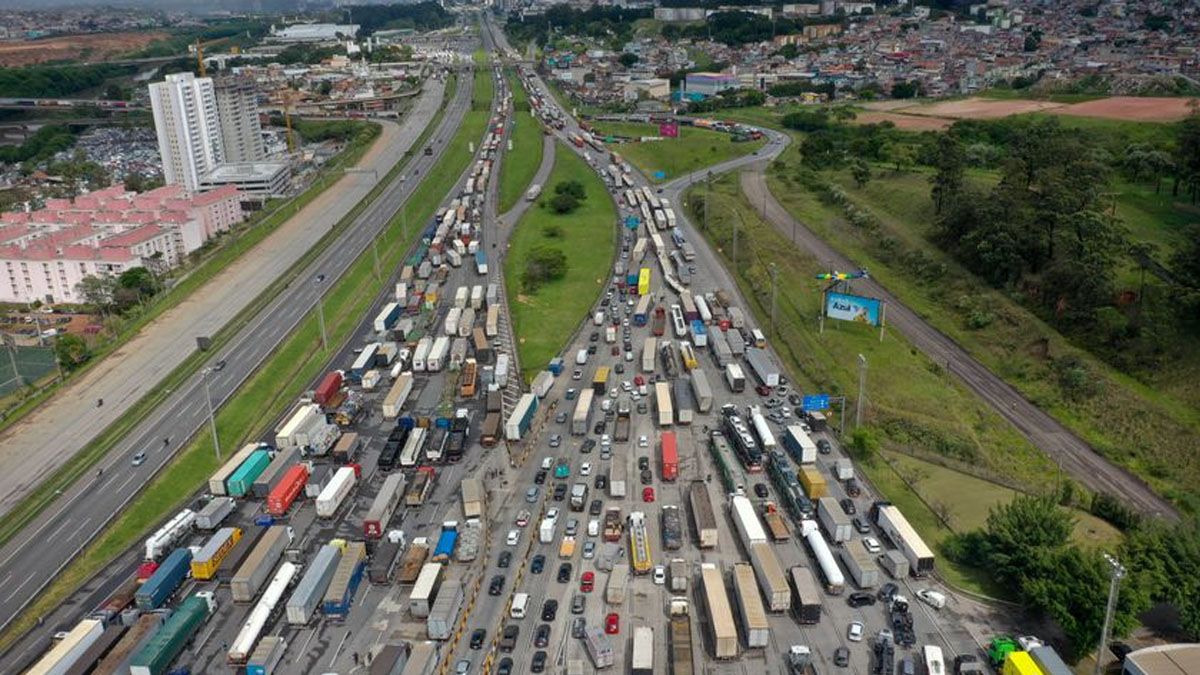 La Justicia Federal dio orden de dispersar a los camioneros que cortan las rutas de Brasil (Foto: Gentileza Estadao)