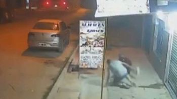La víctima y su pareja salieron de un festejo cuando fueron abordados por dos hombres armados. (Foto: captura de video)
