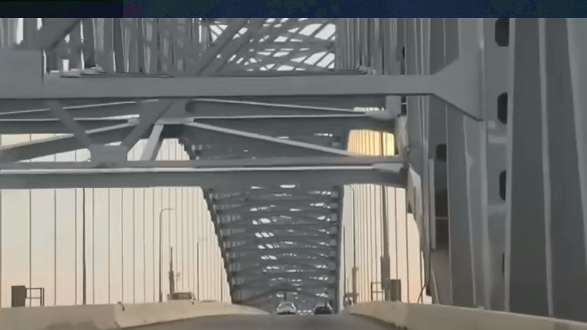 Por el interior del puente, pero en auto. Nunca tuvo un camino ferroviario (Foto: captura de TV).