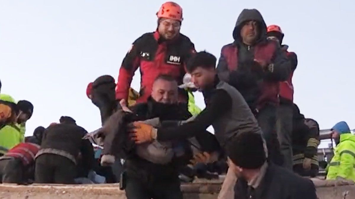 Uno de los gemelos, envuelto en una manta es evacuado de los restos de lo que fue su vivienda (Foto: Gentileza Yenisifak)