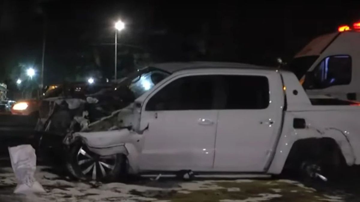 Una camioneta chocó y derribó un cartel en la Av. General Paz: tres heridos y demoras.&nbsp;