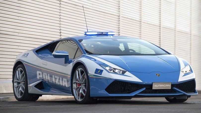 De Padua a Roma en 3 horas: el Lamborghini Huracán de la policía salva una  vida