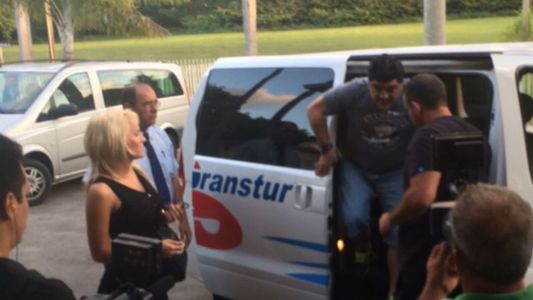Maradona trabaja en Cuba y en los ratos libres pasea con Rocío Oliva