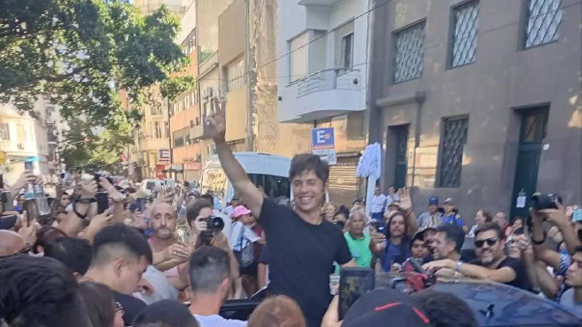 Axel Kicillof entre la multitud en la marcha. 